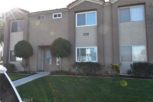 260 W 3rd St in Corona, CA - Building Photo