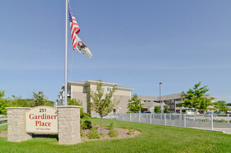 Gardiner Place Apartments in East Dundee, IL - Building Photo - Building Photo