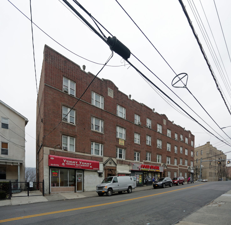 379 Warburton Ave in Yonkers, NY - Foto de edificio