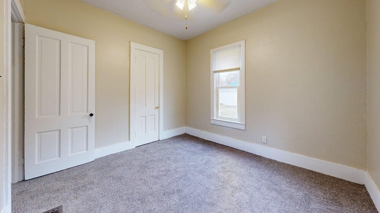 919 Douglas Ave in Ames, IA - Building Photo