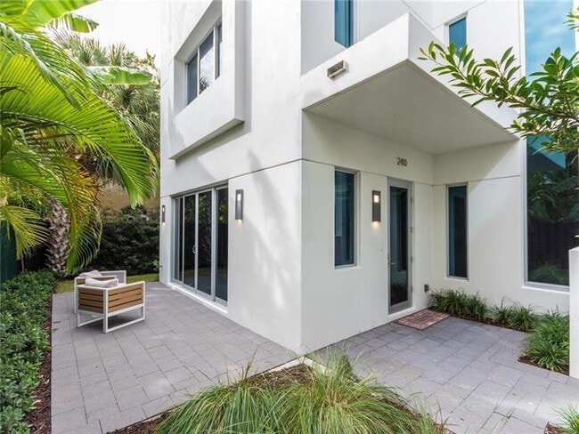 240 Shore Ct in Lauderdale-by-the-Sea, FL - Building Photo - Building Photo