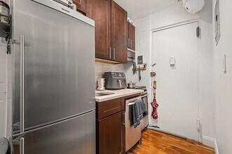 102 Christopher St, Unit 6F in New York, NY - Foto de edificio - Building Photo