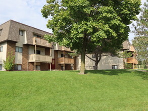 GolfView Apartments By The Bay in Essexville, MI - Foto de edificio - Building Photo