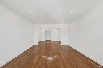 1 Ash Pl in Great Neck Plaza, NY - Building Photo - Building Photo
