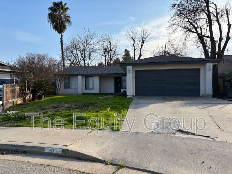 1901 W Oriole Ave in Visalia, CA - Building Photo