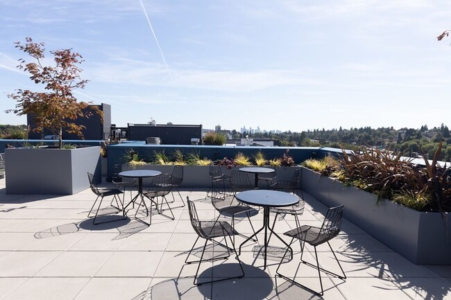 Track 66 Apartments in Seattle, WA - Foto de edificio - Building Photo