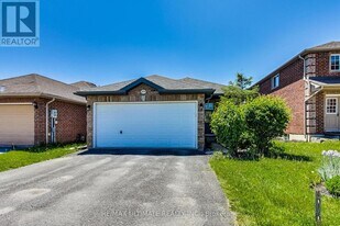 209 Dunsmore Ln in Barrie, ON - Building Photo