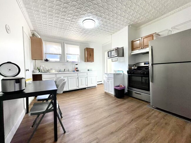 10 Ashland St, Unit 1 in Somerville, MA - Building Photo - Building Photo