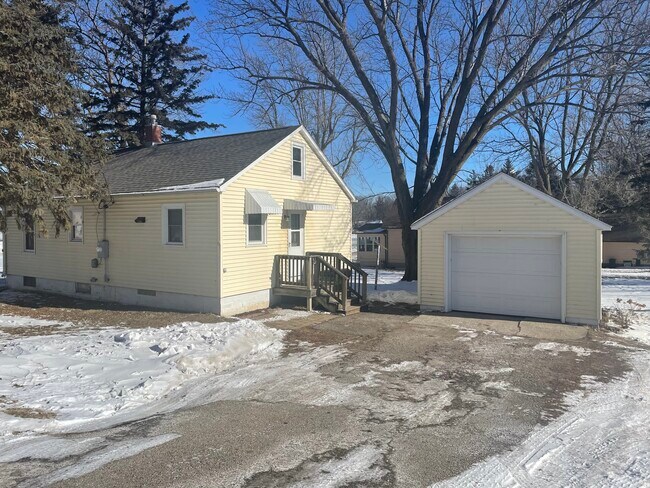 207 Frank Ave NW in Elysian, MN - Foto de edificio - Building Photo