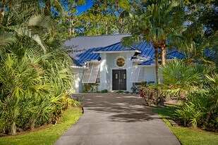 19009 SE Old Trail Dr W in Jupiter, FL - Building Photo