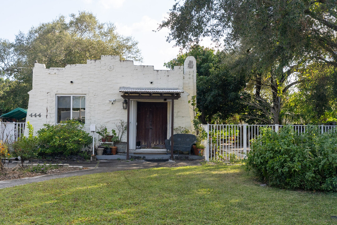 444 NE 130th St in North Miami, FL - Foto de edificio