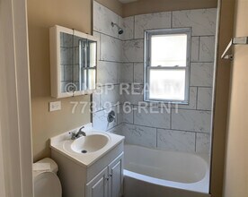 1648 W Pratt Blvd, Unit 2L in Chicago, IL - Building Photo - Building Photo