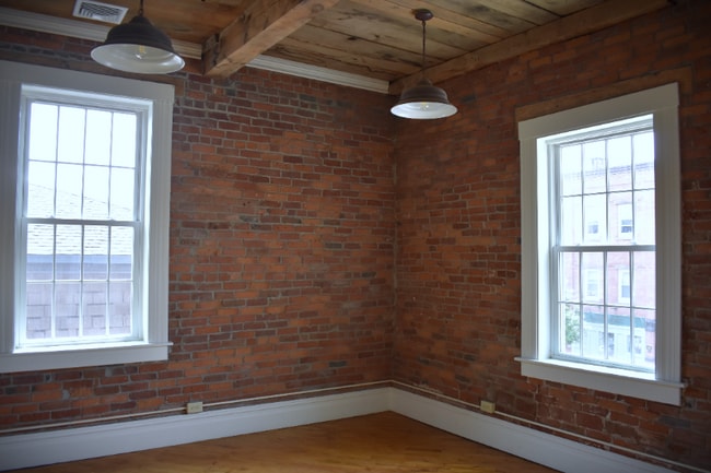 270 Pleasant St in Northampton, MA - Building Photo - Building Photo