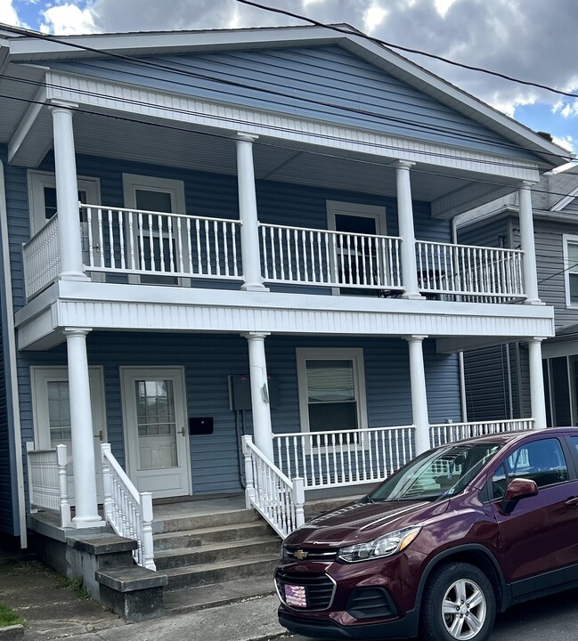 89 2nd St, Unit B in Keyser, WV - Foto de edificio