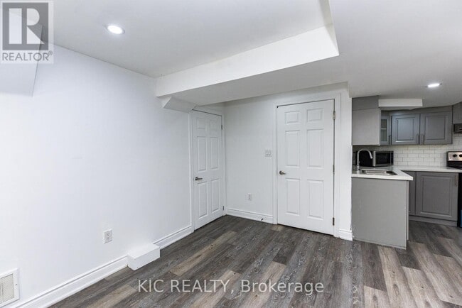 property at 14 Paramount Pl