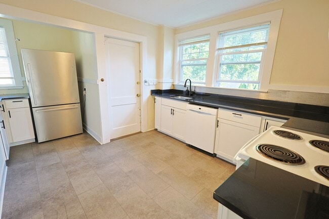 20 Carver Rd, Unit 2 in Watertown, MA - Building Photo - Building Photo