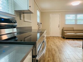 342 N Charles St in Daytona Beach, FL - Building Photo - Building Photo