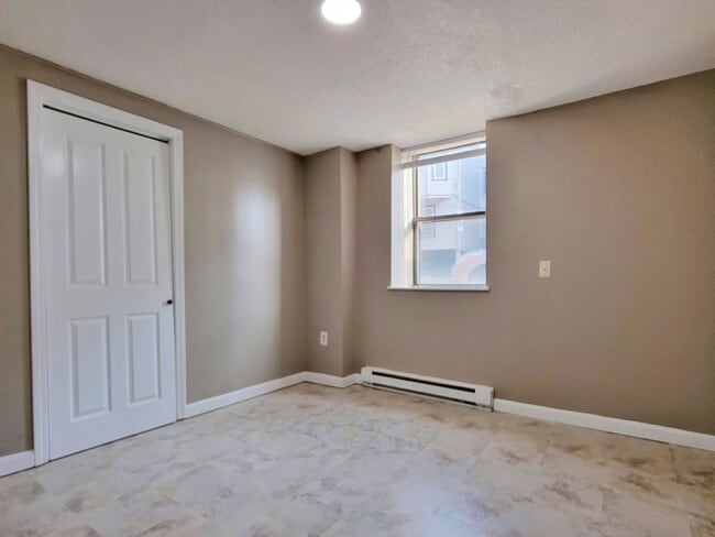 379 Meridian St in Boston, MA - Foto de edificio - Building Photo