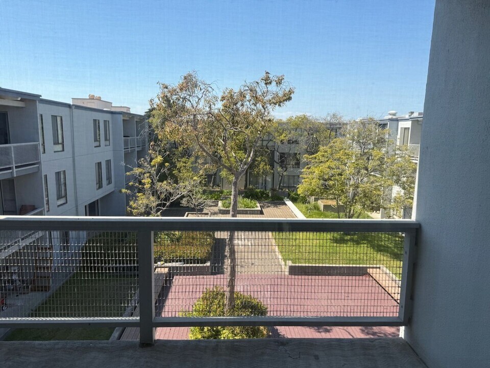 7 Commodore Dr in Emeryville, CA - Building Photo