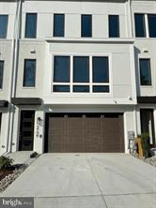 3709 Glenmoor Reserve Ln in Chevy Chase, MD - Building Photo