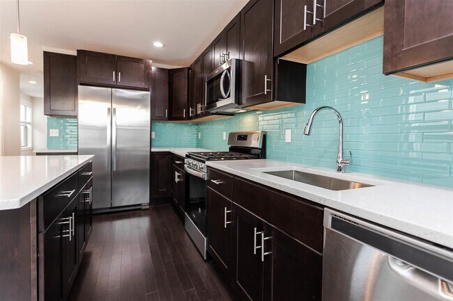 479 Fulton St, Unit 1 in Medford, MA - Foto de edificio - Building Photo