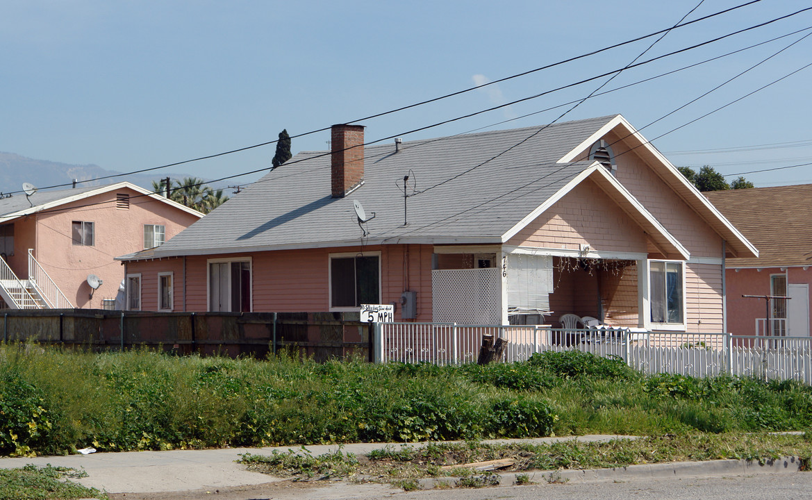 746 W 8th St in San Bernardino, CA - Foto de edificio