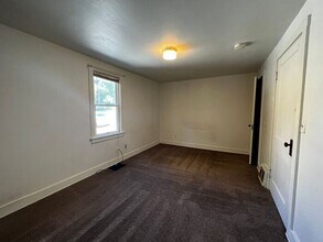 925 N Dodge St in Iowa City, IA - Building Photo - Building Photo