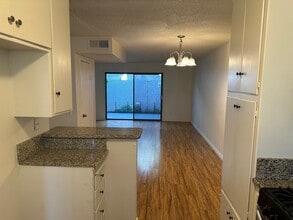 727 E Tujunga Ave in Burbank, CA - Building Photo - Building Photo