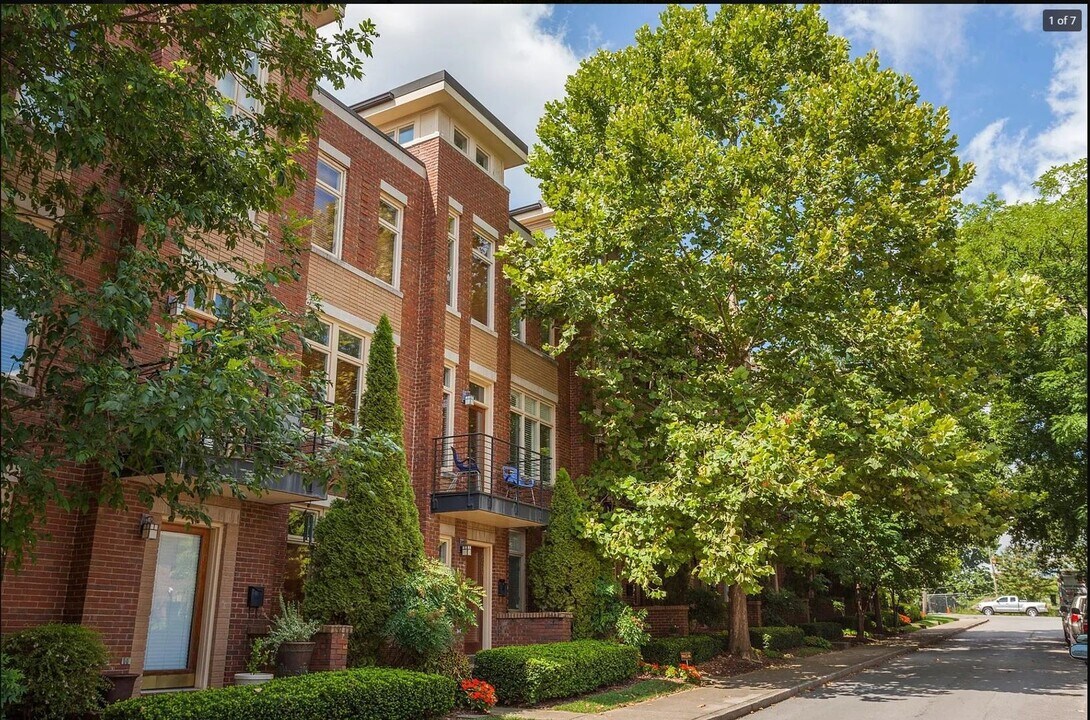 2500 21st Ave S in Nashville, TN - Building Photo