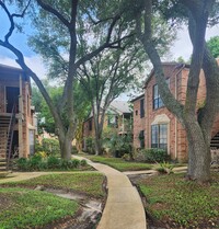 2255 Braeswood Park Dr, Unit Condo in Houston, TX - Building Photo - Building Photo