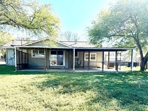 606 Mildred Ave in Burnet, TX - Building Photo - Building Photo