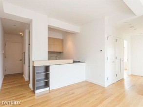 223 Sullivan St in New York, NY - Building Photo - Building Photo