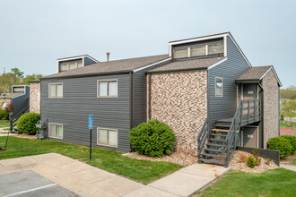 Cedar Ridge Apartments & Townhomes in Independence, MO - Foto de edificio - Building Photo