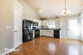 6826 Willis Dr in Pleasant Valley, MO - Foto de edificio - Building Photo