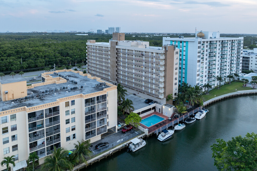 Island Shores Apartments in North Miami Beach, FL - Foto de edificio