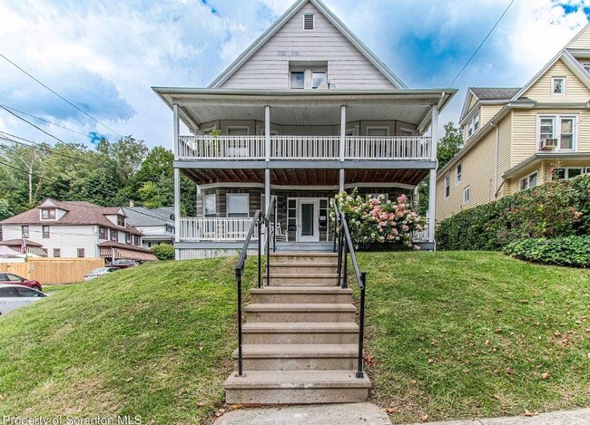 1027-1029-1029 Woodlawn St, Unit 2nd Floor left