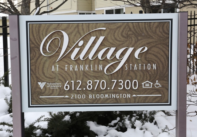 Village at Franklin Station in Minneapolis, MN - Foto de edificio - Building Photo