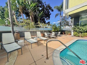 5805 W 8th St in Los Angeles, CA - Foto de edificio - Building Photo