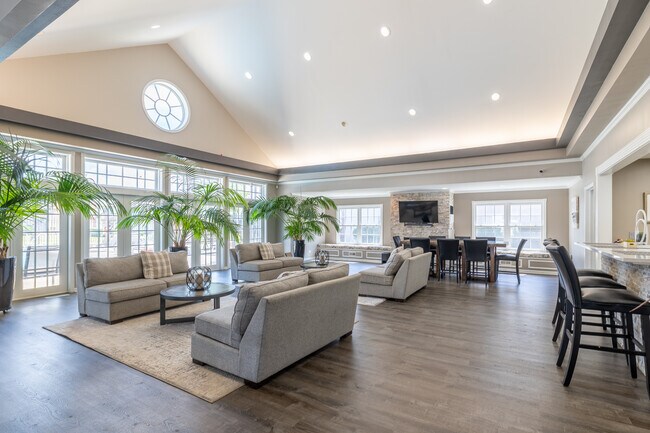 Hunter Ridge Apartments in Elgin, IL - Building Photo - Interior Photo