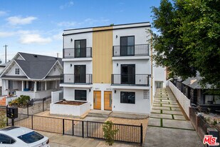 3207 W 18th St in Los Angeles, CA - Building Photo