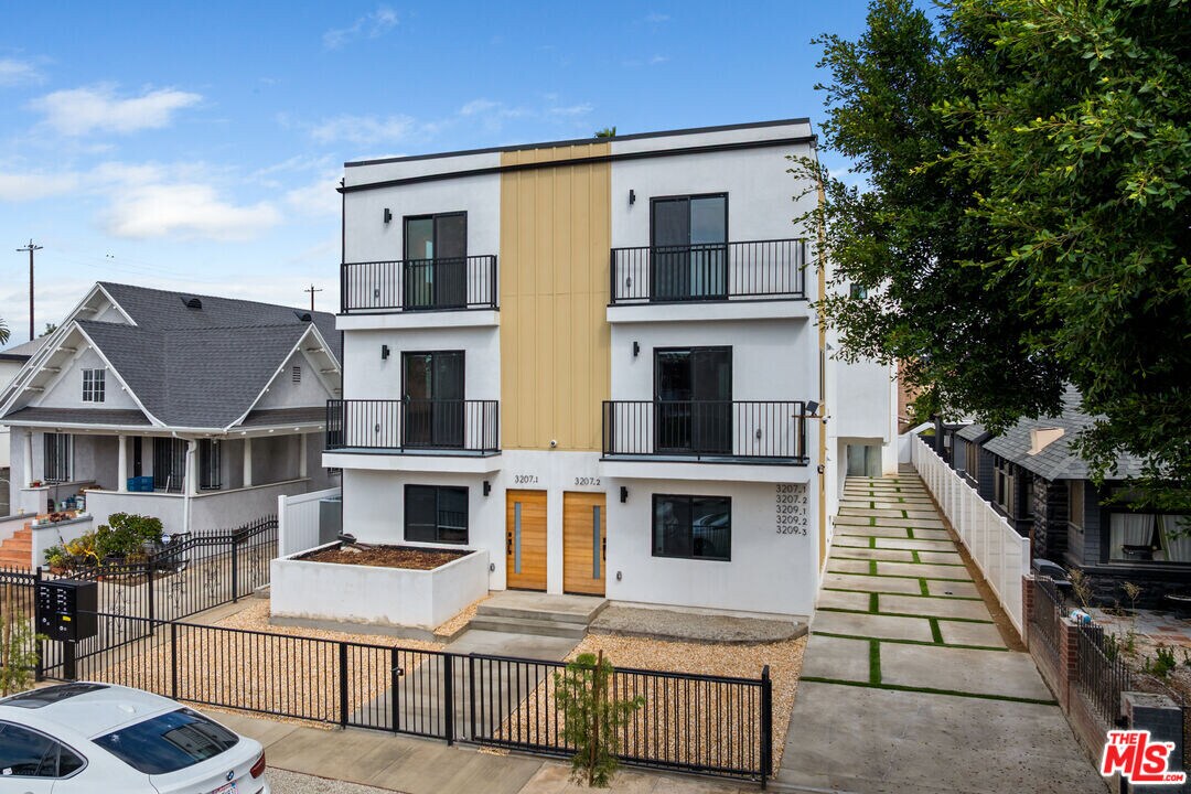 3207 W 18th St in Los Angeles, CA - Building Photo