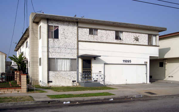 11895 Grevillea Ave in Hawthorne, CA - Foto de edificio - Building Photo