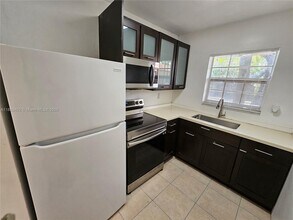 2325 Taylor St in Hollywood, FL - Building Photo - Building Photo