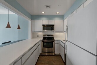 100 Shearwater Ct E in Jersey City, NJ - Building Photo - Building Photo