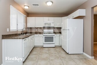 9135 Green Frost Dr in Las Vegas, NV - Foto de edificio - Building Photo