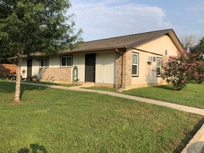 Countryside Apartments in Floresville, TX - Foto de edificio - Building Photo