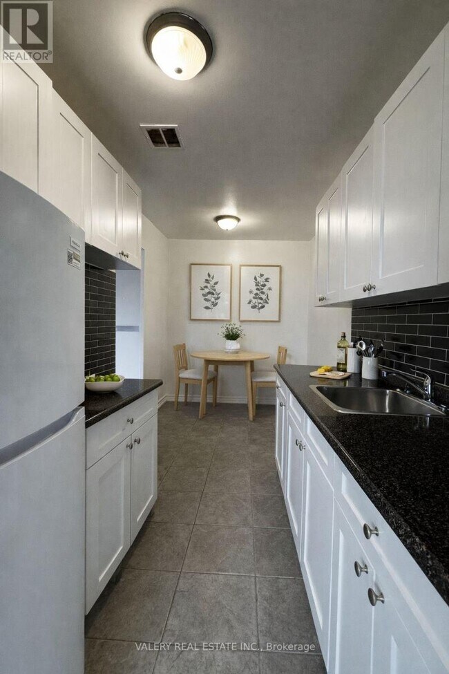 35 Confederation Dr in Toronto, ON - Building Photo - Building Photo