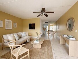 600 Village Green Ct in Palm Springs, FL - Building Photo
