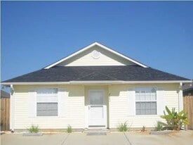7482 Autumn Trace Blvd in Navarre, FL - Building Photo