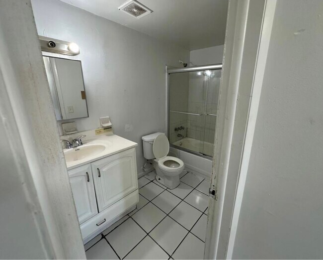 3700 NW 21st St, Unit 411 in Lauderdale Lakes, FL - Building Photo - Building Photo